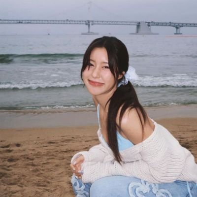 '06 | sʜᴇ/ʜᴇʀ | ʙsᴍᴛ |
ʟᴏᴠᴇs ᴛᴏ ᴡʀɪᴛᴇ ᴀɴᴅ ᴘʟᴀʏs ɪɴsᴛʀᴜᴍᴇɴᴛ |
ᴡʀɪᴛᴇʀ ✧・゚: *✧・゚:* #studytwt #studytwtph