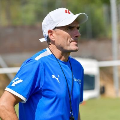 Licenciado en Filosofía y Ciencias de la Educación. Pedagogía.
Diplomado en Magisterio de Educación Primaria.
Entrenador de Fútbol UEFA PRO
