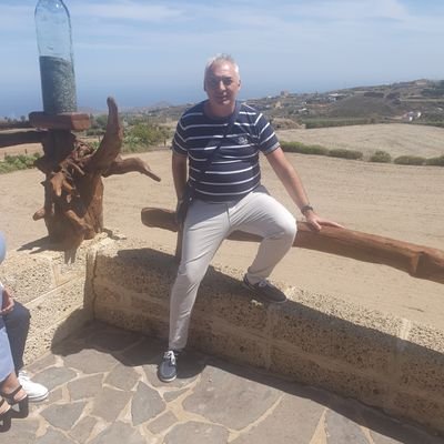 chico simpático, aficionado al Tenerife y al Barcelona, me encanta la música sobretodo la música negra, amigo de sus amigos ect , amante de la radio