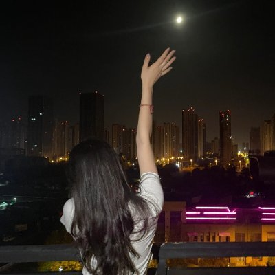 AllWeDoIsRob's profile picture. "Chasing sunsets and dreams. ?✈️"