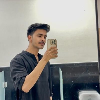 सर्वेषां त्वं सुहृत् कृष्ण सर्वदा सर्वनन्दन
ममापि हृदये नित्यं वससीति सुरवावहम् 🦚❤️