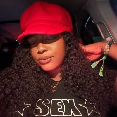 Mom, no kids. Womanist. Witch. God(dess). Aspiring stylist 🦄