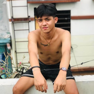 hindi ko mapigil ang sarili kong malibugan sa mga binatilyo
