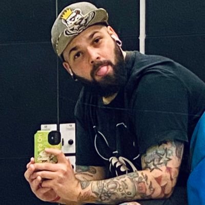 panda_holiday's profile picture. (Ele/Dele)... Achando todo mundo idiota demais e me sentindo o mais idiota de todos