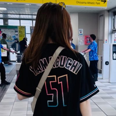 台湾人千葉ロッテマリーンズファンです🤍2024年4勝1分3敗🖤2025年石垣島春季キャンプ🩶2025年4勝3敗⚾️日本語が少し話せます、よろしくお願いします