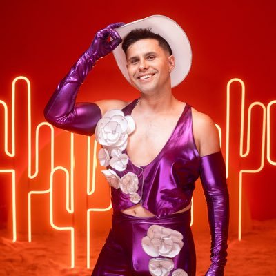Me encanta compartir con personas que sean autenticas, la mala leche... ya pasó de moda. VIVE LIBRE Síganme en Facebook: Soy Dario Instagram: @ SoyDarioSb