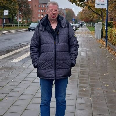 Ich chatte gerne, aber nach Geld oder Geschenke-Karten braucht man erst garnicht fragen! Ich werde auch nicht irgendwo investieren!