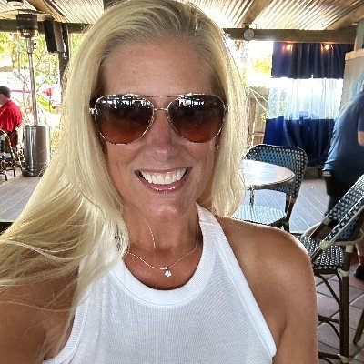 Therapist, mom (2 human kids & 4 fur babies), just enjoying where I’m at in life ❤️