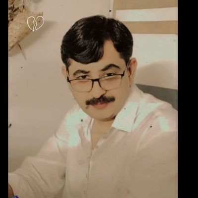 ہیرے کو پرکھنا ہو تو اندھیرے کا انتظار کریں،
دھوپ میں تو کانچ کے ٹکڑے بھی چمکتے ہیں!