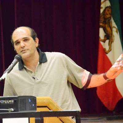 من یک شاعر، نویسنده ،آهنگساز و یک خواننده مبارز هستم . من بعنوان یک فعال حقوق بشرو در اعتراض به رژیم با سلاح سروده هایم به مبارزه با حکومت آخوندی ادامه میدهم
