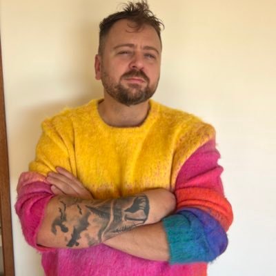 #UpUp @cronullasharks fan stranded in Melbourne. send help! 😂🏳️🌈 Be the colour red in a world full of black and white. host of @tpcspodcast