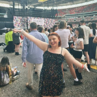 hannhaksinclair's profile picture. live laugh love taylor swift and works in theatre