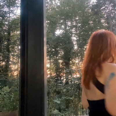 tercihenmiyop's profile picture. Rüyalarımda kedilerle ve güneş gözlükleriyle dans eder, sabahları ağlayarak uyanırım.