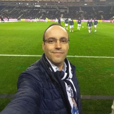 Casado, pai de três filhos, advogado, portista