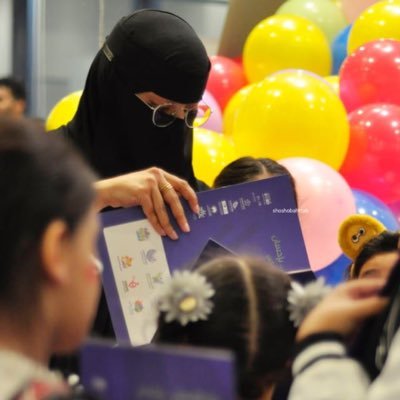 متخصصة بالإعلام والعلاقات العامة @Uqumedia🎥🎤📸 مهتمة بإدارة الفعاليات | مصممة جرافيك رهيبة👩🏻💻🔥| صانعة محتوى #PR_shrooq🌞| (وجعلني مباركا أين ما كنت)🕊🧡