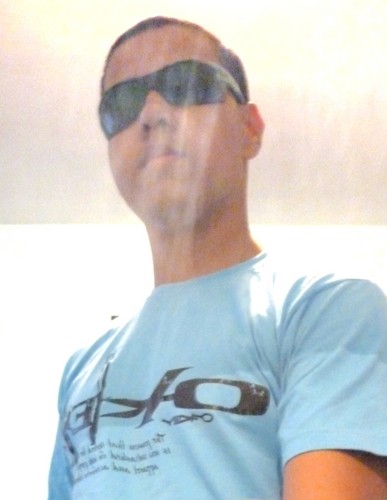 Sou o que Sou não o que Dizem. 
Quer me Conhecer ??? então me segue 
que saberás.