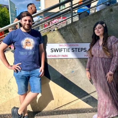 TAYLOR SWIFT! I sometimes write tweets that don’t involve the music industry. Attended Red, 1989, Rep tours. @chelseafc @sscnapoli @gomvfc