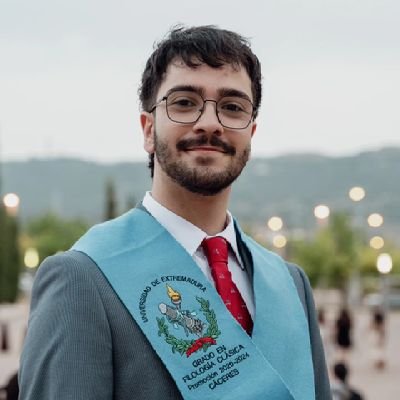 Filolólogo Clásico, escritor y actor; aunque solo tengo certificación de lo primero, mi alma afirma lo segundo y lo tercero.
💚🤍🖤