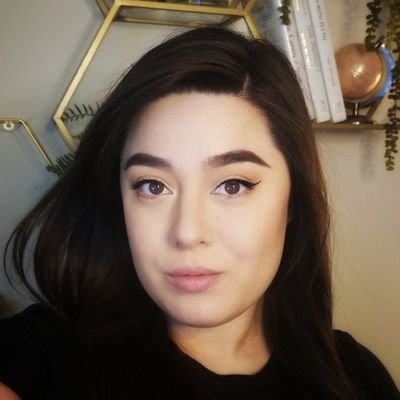 (she/they) 30ish, performer, TTRPG player, and actual peach