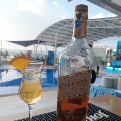 DIAGEO Luxury Spirits Ambassador 🇰🇪
I In this house we listen to Future and watch Formula 1 on Sundays | Lifetime supporter of @ManCity