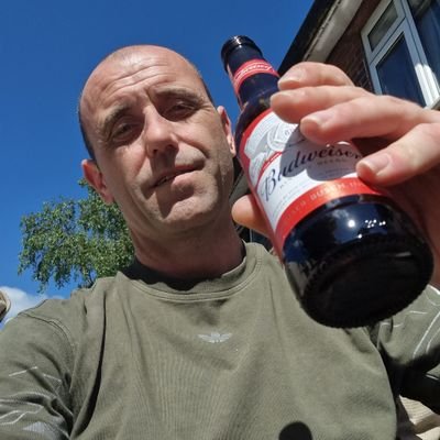 3 kids. 2 dogs. Top red, massive wool, and beer tester. 🍺 Up The Fuckin Reds! #LFC #JFT97 🔴