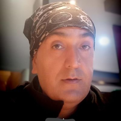 I am looking for a friend who can speak english.
Hiç ender hiçim!
