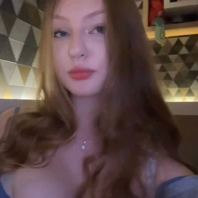 laura_bsouza's profile picture. .