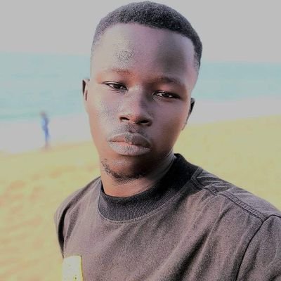 Je joue au foot dans un centre de formation à Abidjan précisément à port bouet, je porte le numéro 9, je suis un attaquant. Les moyens me manquent.
