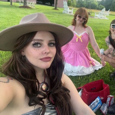 payj___'s profile picture. cunt.  genius.  bimbo.  whore. misandrist. commie. abolitionist.  lover. she/her👼