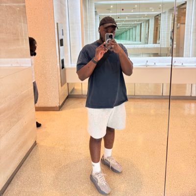 d_chenny's profile picture. dramatic male | he/him