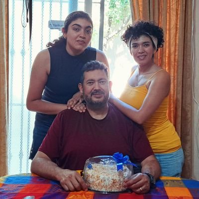 Tampiqueño de origen, basquetbolero, cocinero, ingeniero en telecom, de derecha. Exalumno Jesuita, EX-A-UANL, EX-A-TEC, EGADE, de Tigres desde 1989.