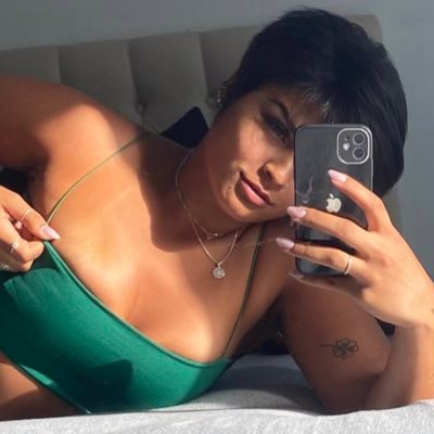 Cabelo solto, vento no rosto. O som ligado, Deus do meu lado. A paz no peito, a estrada é essa, vou desse jeito, não tenho pressa.