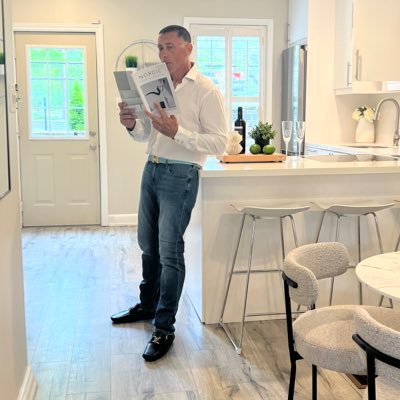 Toronto Real estate broker & investor,fitness fanatic, animal rights advocate. Spread positivity. You can choose to be anything, choose to be KIND and AWESOME