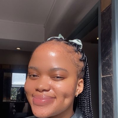 Iamayellowrose's profile picture. On God||Obsessively grateful||UJ Alumni🎓 👭:@Skhu_Babes