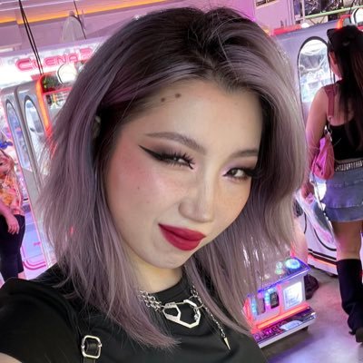 🇨🇳🇰🇷🏳️🌈 your basic artsy emo girl, long time vocalist/songwriter, licensed esthetician, who’s obsessed with VALORANT