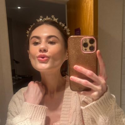 paristaylorholt's profile picture. here’s to the ones who dream✨