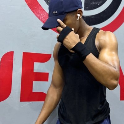 frankf7865's profile picture. “Risk comes from not knowing what you're doing.”✈️