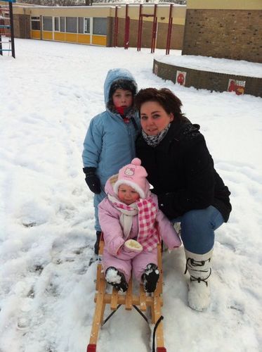 Mama van Jesse en Lizzy en samen met mijn schatje. Werk als kapster en telefoniste. momenteel bezig met een nieuwe opleiding