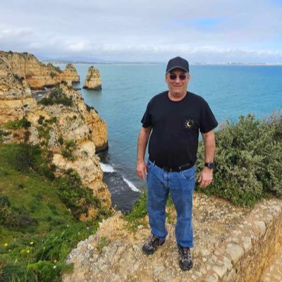 LesNeudorf's profile picture. Feeder of Birds, Dog Masseuse, Music Lover. 🎶