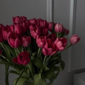 كيف أُخْفي الذي قد بات يَسْكُنني، والْعيْنُ مُبْدِيَةٌ والْقَلْبُ مُعْتَرِفُ