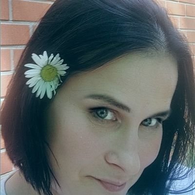 Neuroepätyypillinen nainen & äiti, ekonomi & sh. Oman elämänsä omituinen supersankari.
Jokainen ihminen on laulun arvoinen.. 🎶🌼