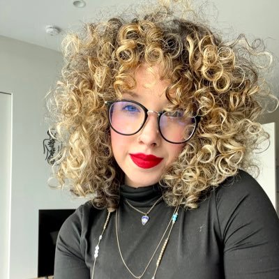 Soul seeker, lover of the cosmos, gonna travel the world, not your average Goddess; Insta : @iliamaria_