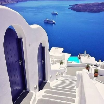 Passionate Traveller, Nature & Animal Lover, Incorrigible Idealist interested in international politics, fascinated with cultural and natural diversity.