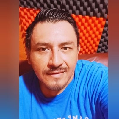 Conductor de noticias, creador de contenidos digitales.