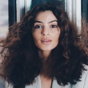 Sua melhor fonte de notícias sobre a modelo, atriz, empresária, escritora e ativista Emily Ratajkowski no Brasil. | @midiaerbr | Fã-Clube. Fan Account.