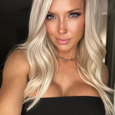 Southern Belle that likes to show off. Make sure to follow all my socials. I only chat on my 🌶️ links. 💋