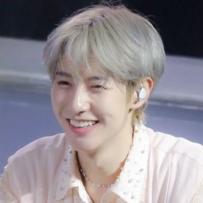 sunghoonfate's profile picture. reading is a discount ticket to everywhere ♡