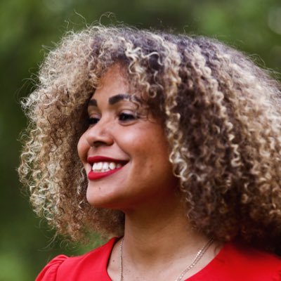 Claudia De la Cruz Profile