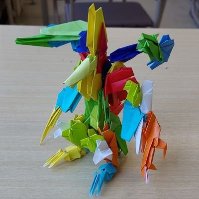 折り紙の中でも折り鶴をこよなく愛する者です‼️
1枚で作るのが苦手なので大量の鶴で1つの作品作ってます‼️
スタレ停雲推し