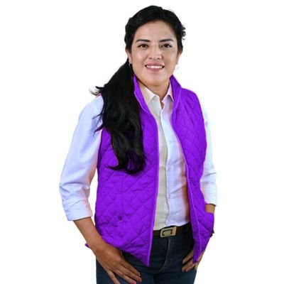 Mujer independiente, rebelde, fuerte, honesta, apasionada, perseverante, alegre, economista, política, luchadora social, deportista, madre e hija.